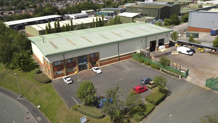 TO LET: Modern detached industrial / warehouse unit with private gated service yard